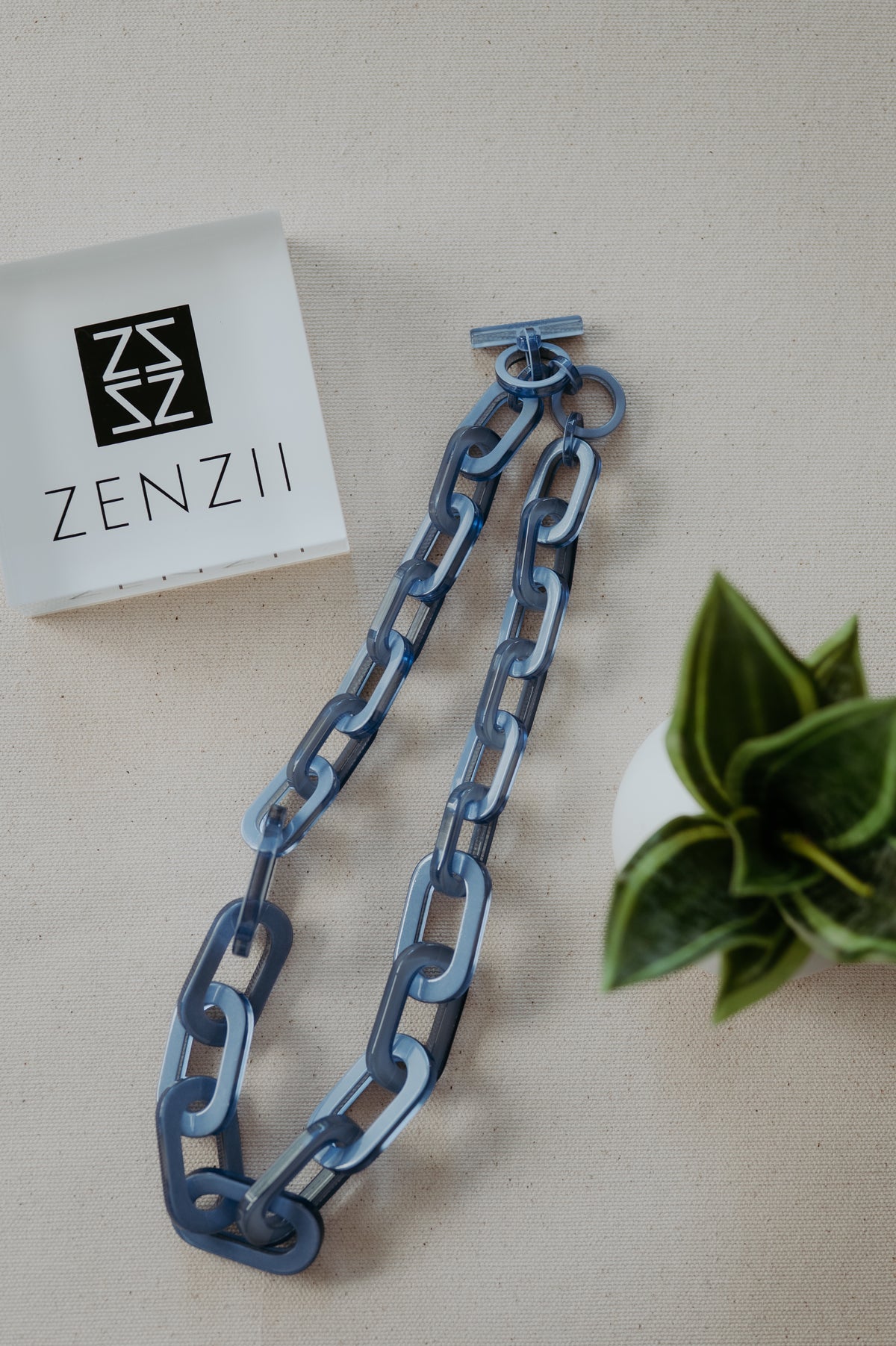 Zenzii Resin Cable Link Collar Necklace Light blue