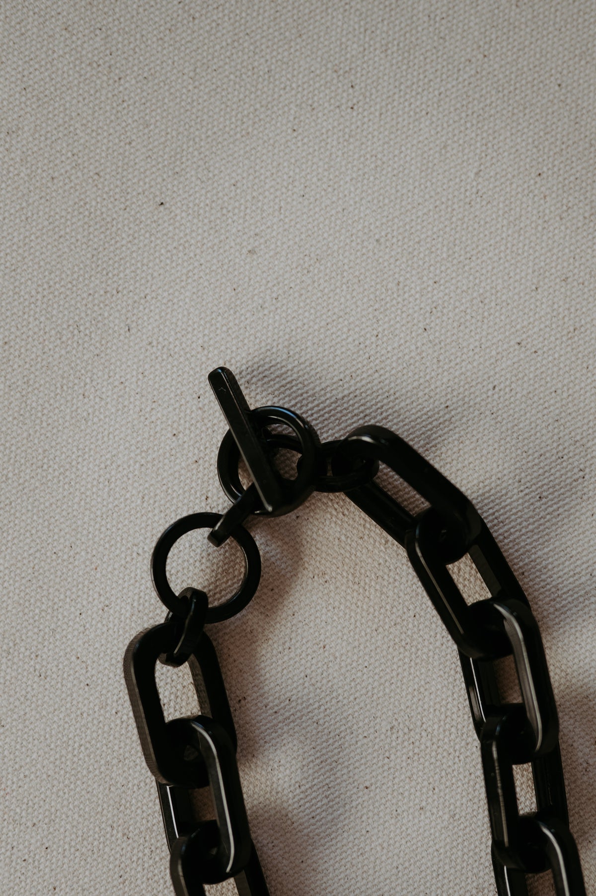 Zenzii Resin Cable Link Collar Necklace Black