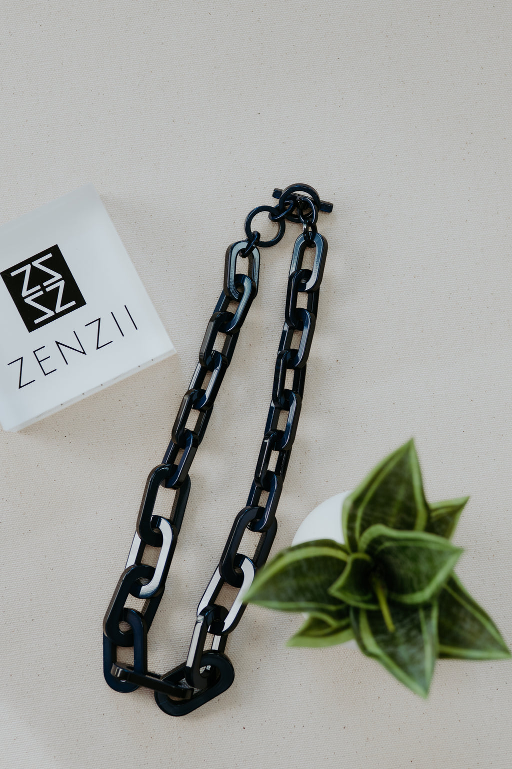 Zenzii Resin Cable Link Collar Necklace Navy