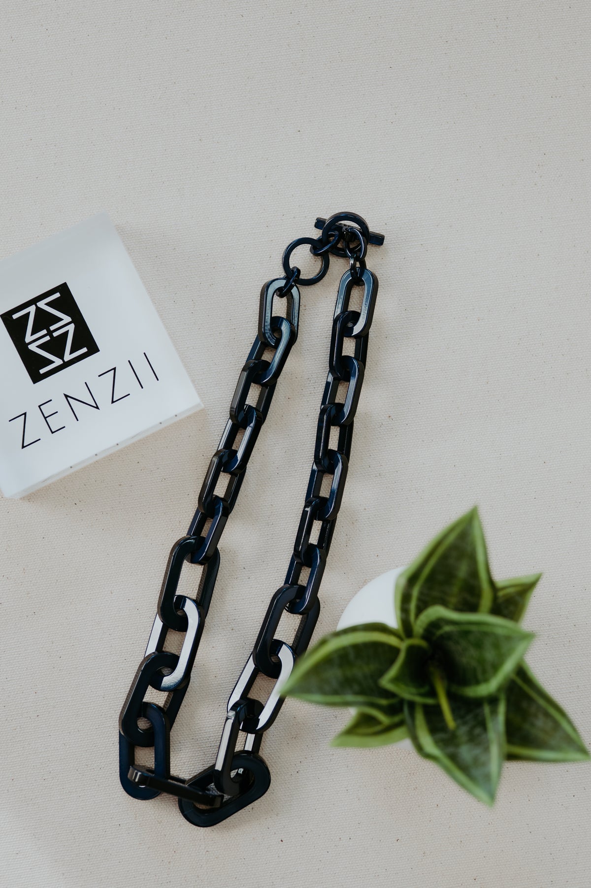 Zenzii Resin Cable Link Collar Necklace Navy