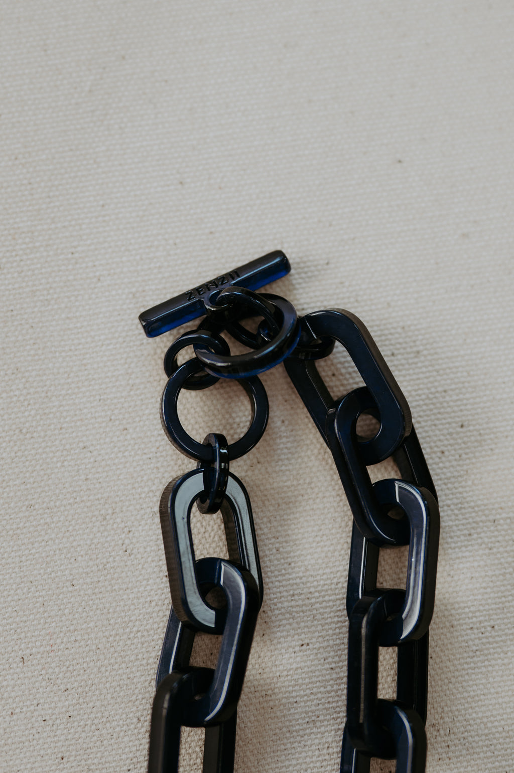 Zenzii Resin Cable Link Collar Necklace Navy
