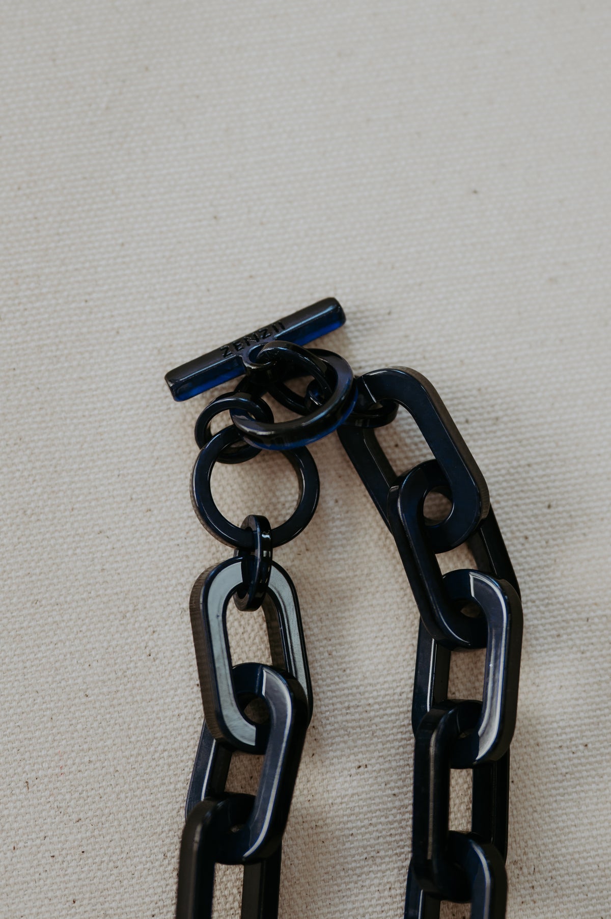 Zenzii Resin Cable Link Collar Necklace Navy