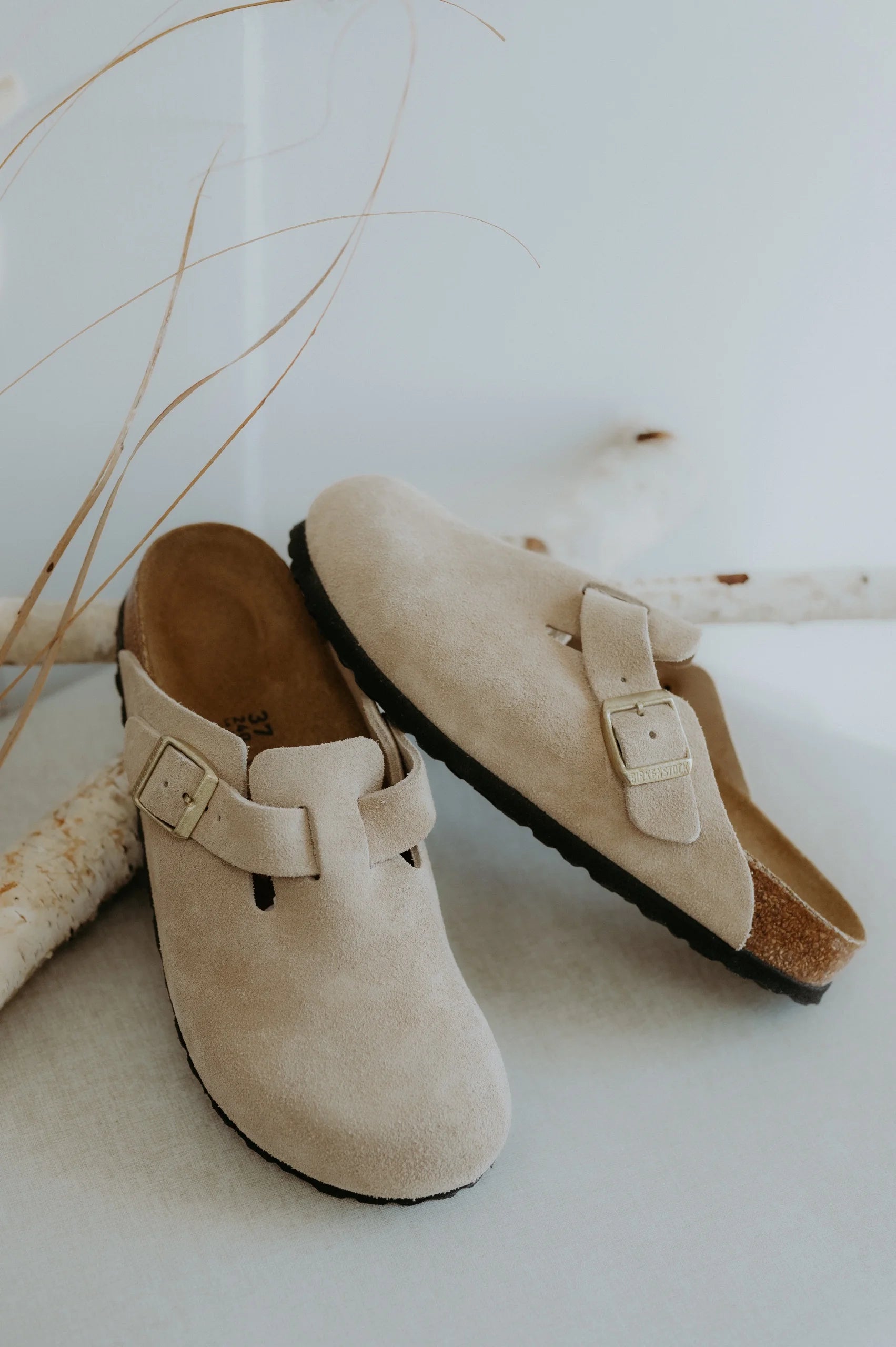 Birkenstocks Boston Suede Narrow Fit (Sandcastle)