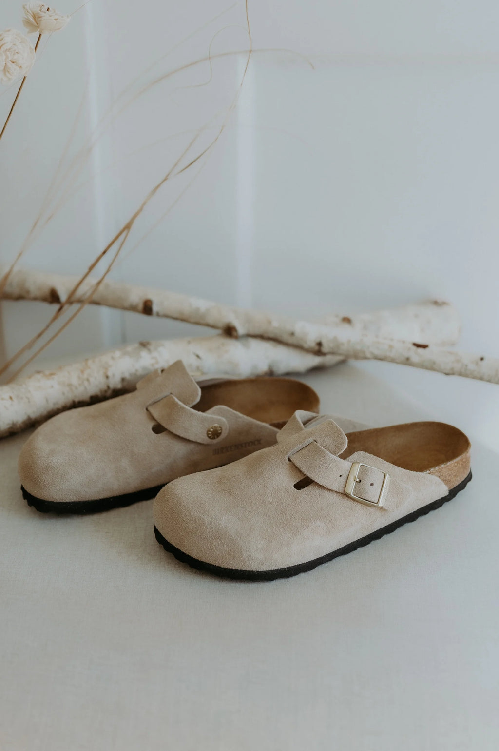 Birkenstocks Boston Suede Narrow Fit (Sandcastle)
