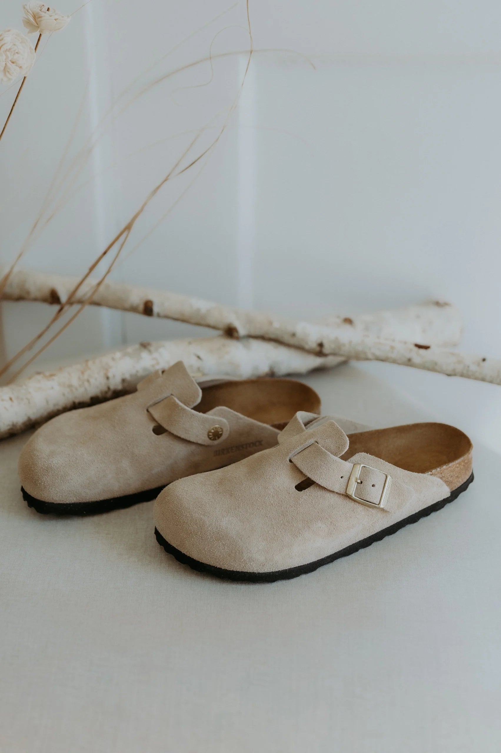 Birkenstocks Boston Suede Narrow Fit (Sandcastle)