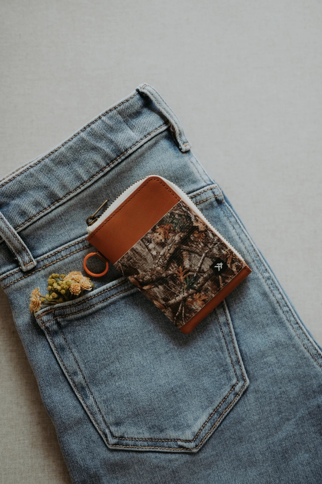 Thread Leather Zip Wallet (Realtree Edge Green/Brown Camo)